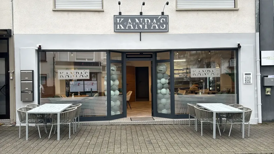 Die Fassade von KANPA’s in der Ausdorferstraße 1a in Sinzig mit Terrassentischen vor dem Eingang