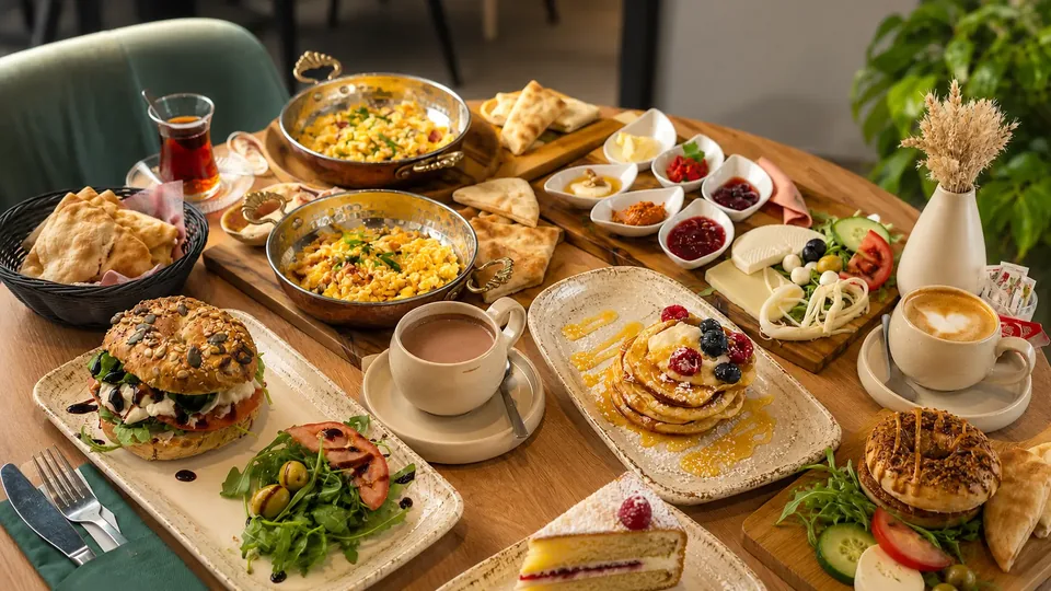 Die gedeckte Sofra: türkisches Frühstück mit vielen kleinen Schälchen, Bazlama und Çay bei KANPA’s