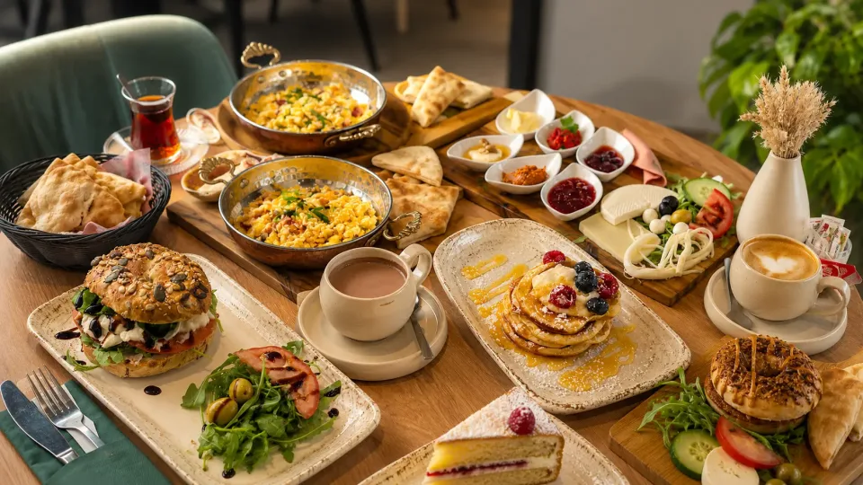 Die gedeckte Sofra: türkisches Frühstück mit vielen kleinen Schälchen, Bazlama und Çay bei KANPA’s